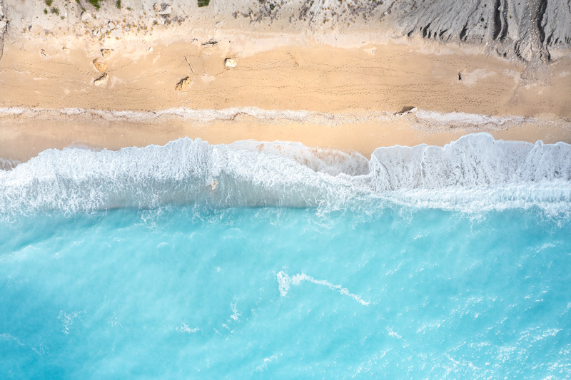 Wellen am Strand III, Sand und Türkises Wasser, Entspannung, Urlaub und Freiheit à Miro May