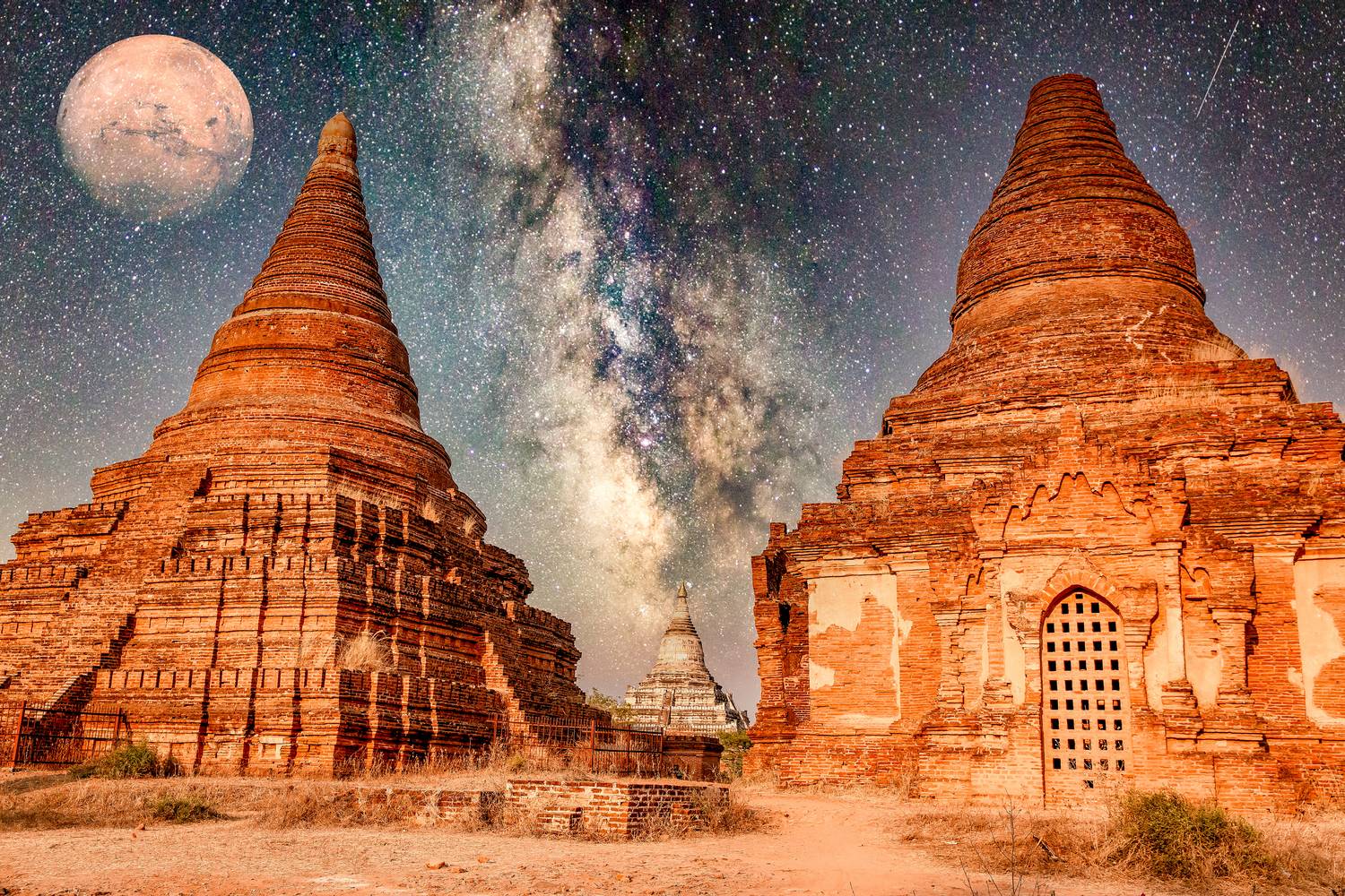 Myanmar in Space, Tempel, Himmel und Mond  à Miro May