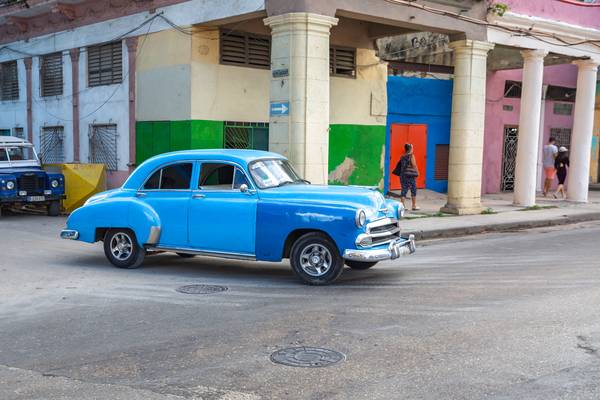 Blue Oldtimer in Havana, Cuba, Street in Havanna, Kuba. à Miro May