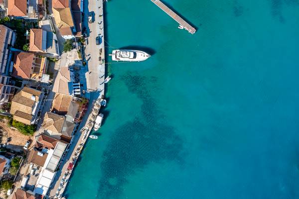 Boot im Port von Sivota. Insel Lefkada in Griechenland. Mediterran à Miro May
