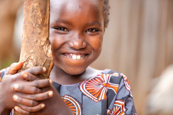 Fotografie, Porträt lachendes Mädchen in Äthiopien, Afrika. Kinder der Welt à Miro May
