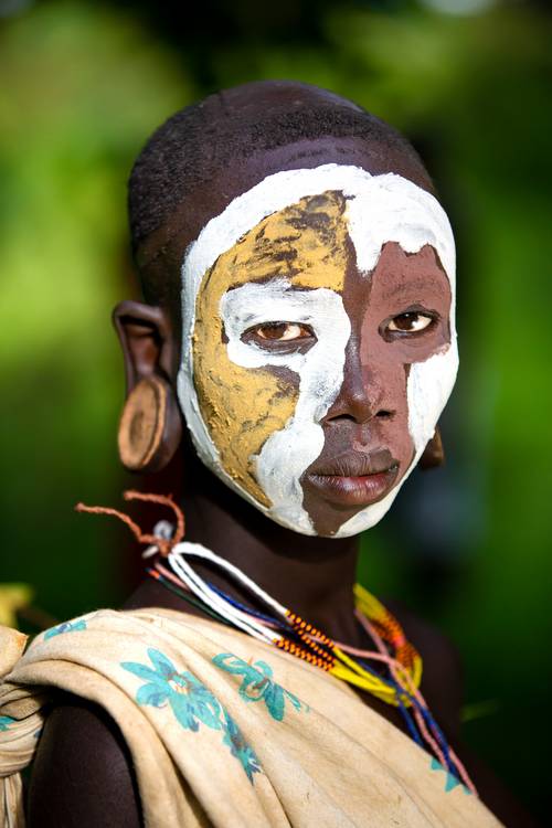 Fotografie, Portrait Afrikanische Frau aus dem Suri Stamm in Äthiopien. à Miro May