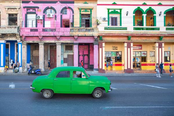 Green Oldtimer in Old Havana, Cuba. Street in Havanna, Kuba. à Miro May