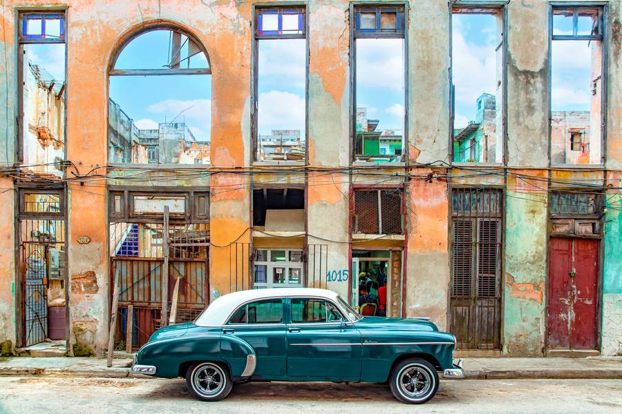 Façade de maison et voiture classique à Miro May