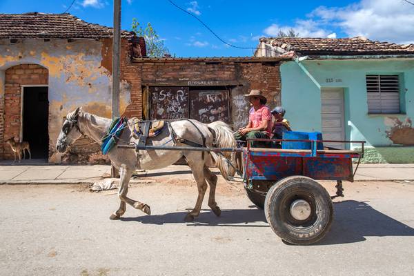 Horse-drawn carriage in Trinidad, Cuba, Street in Kuba à Miro May