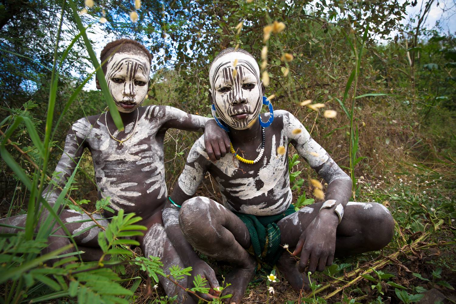 Kinder aus dem Mursi Stamm in Äthiopien, Afrika. à Miro May