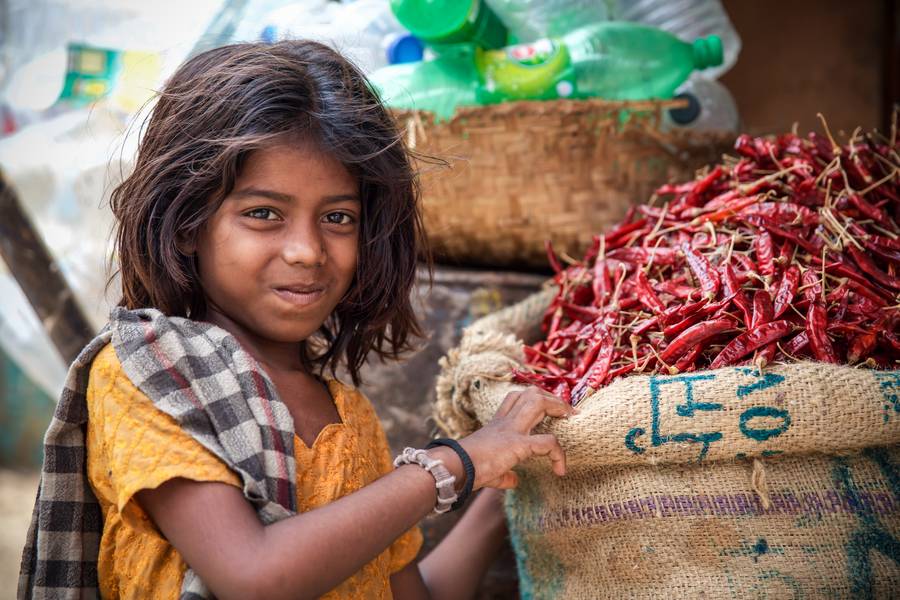 Fille avec des piments au Bangladesh, en Asie  à Miro May