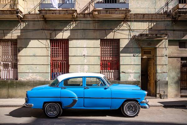 Oldtimer in light and shadow, Havana, Cuba. Havanna, Kuba à Miro May