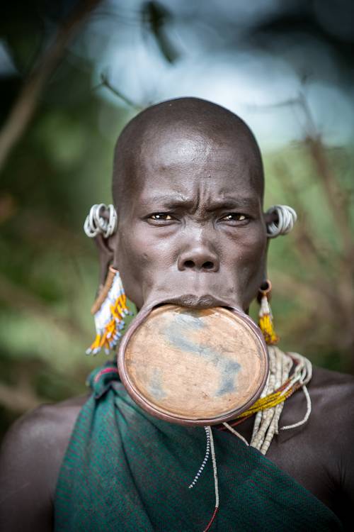 Porträt alte Frau aus dem Suri / Surma Stamm mit Lippenteller in Omo Valley, Äthiopien, Afrika à Miro May