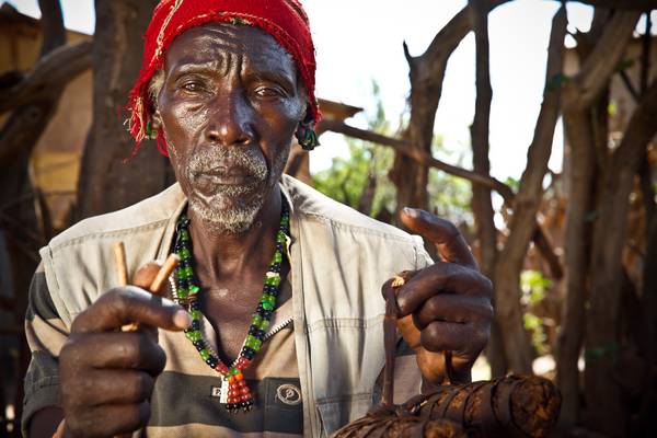 Porträt alter Mann aus dem Hamer Stamm in Omo Valley, Äthiopien, Afrika à Miro May