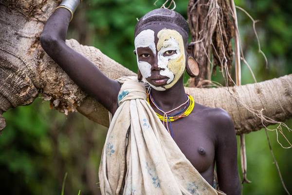 Porträt Frau am Baum Suri / Surma Stamm in Omo Valley, Äthiopien, Afrika à Miro May