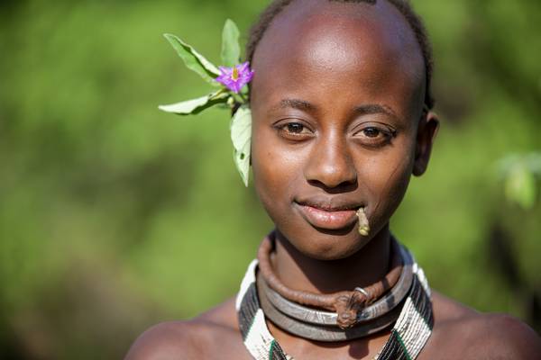 Porträt Frau aus dem Hamer Stamm, Menschen in Omo Valley, Äthiopien, Afrika à Miro May