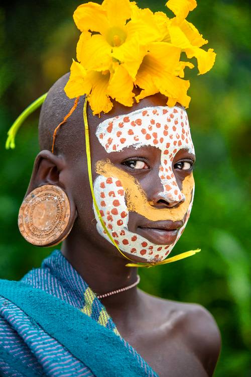 Porträt Frau mit Blume aus dem Suri / Surma Stamm in Omo Valley, Äthiopien, Afrika à Miro May