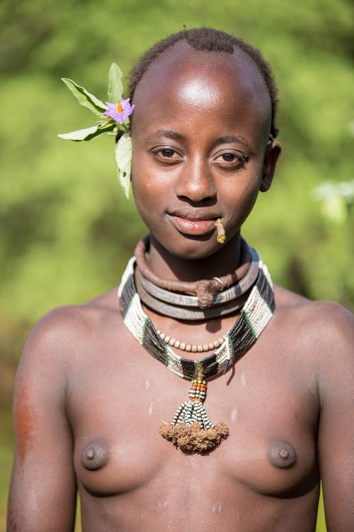 Porträt Junge Frau aus dem Hamer Stamm, Menschen in Omo Valley, Afrika à Miro May