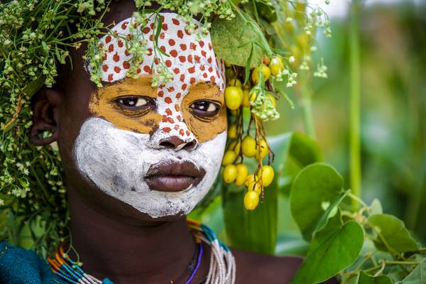 Porträt junge Frau aus dem Suri / Surma Stamm in Omo Valley, Äthiopien, Afrika à Miro May
