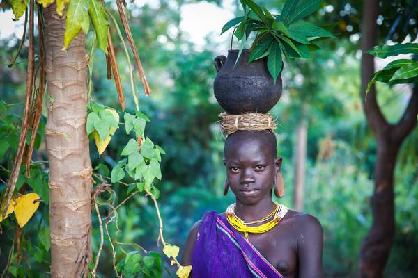 Porträt junge Frau im Garten, Suri / Surma Stamm, Omo Valley Äthiopien, Afrika à Miro May