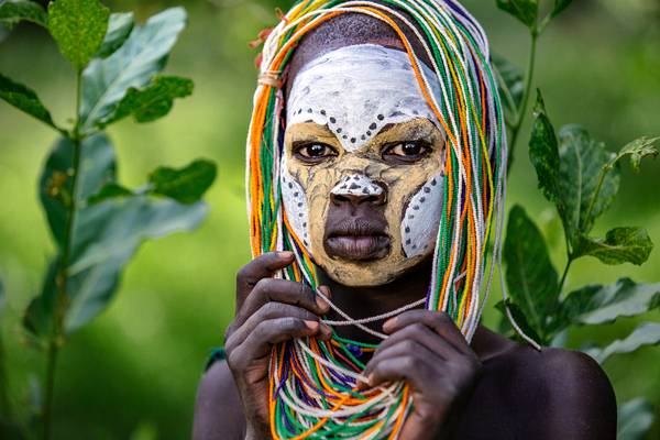 Porträt junges Mädchen aus dem Suri / Surma Stamm in Omo Valley, Äthiopien, Afrika à Miro May