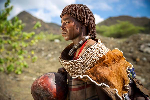 Porträt verheiratete Frau aus dem Hamer Stamm in Omo Valley, Äthiopien, Afrika à Miro May