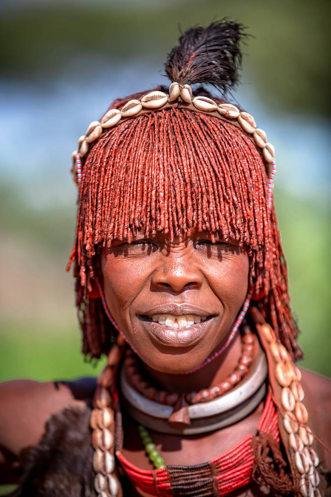 Portrait einer Frau aus dem Hamer Stamm in Afrika, Äthiopien. à Miro May