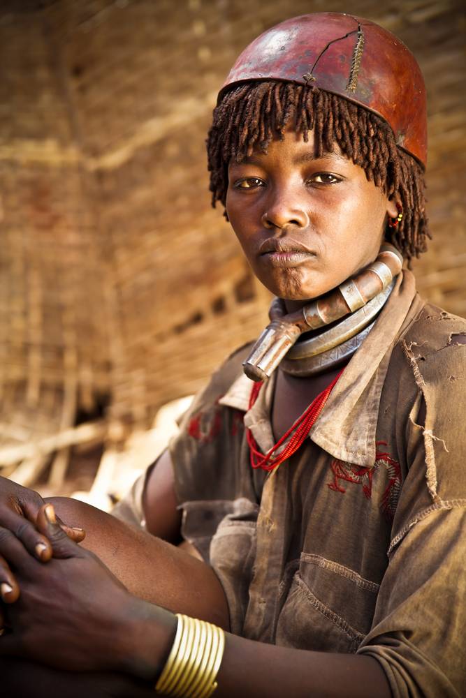 Portrait einer Frau aus dem Hamer Stamm in Omo Valley, Äthiopien, Afrika à Miro May