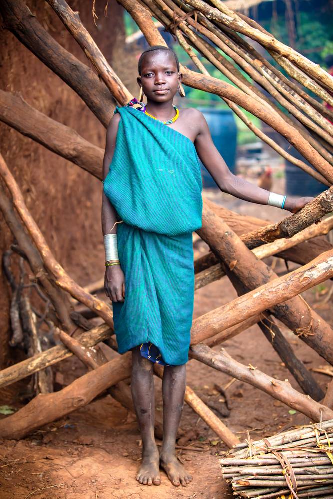 Portrait einer Frau in Omo Valley, Suri Stamm Äthiopien, Afrika à Miro May