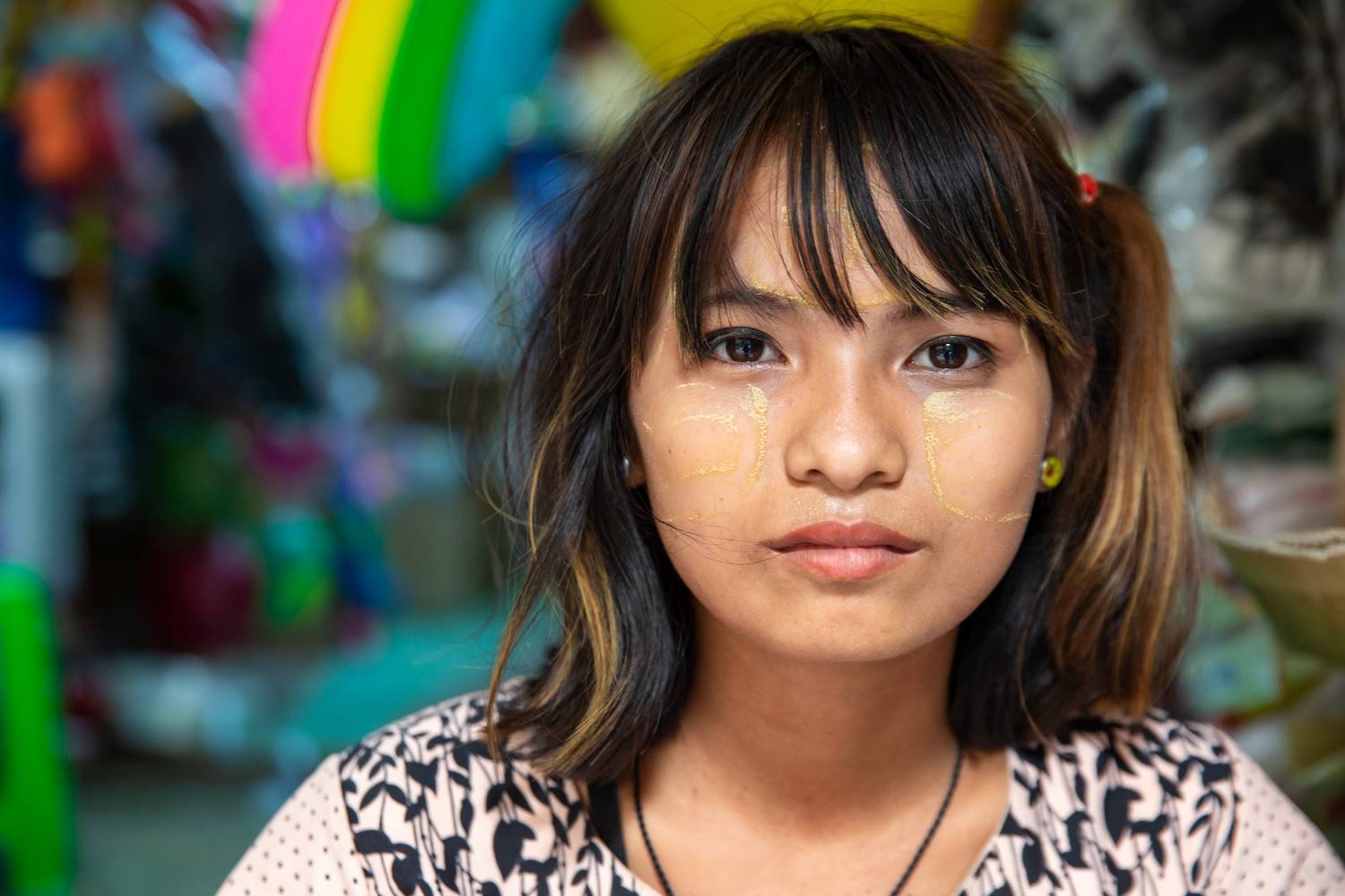 Portrait einer Frau in Yangon (Rangun) Myanmar (Burma) à Miro May