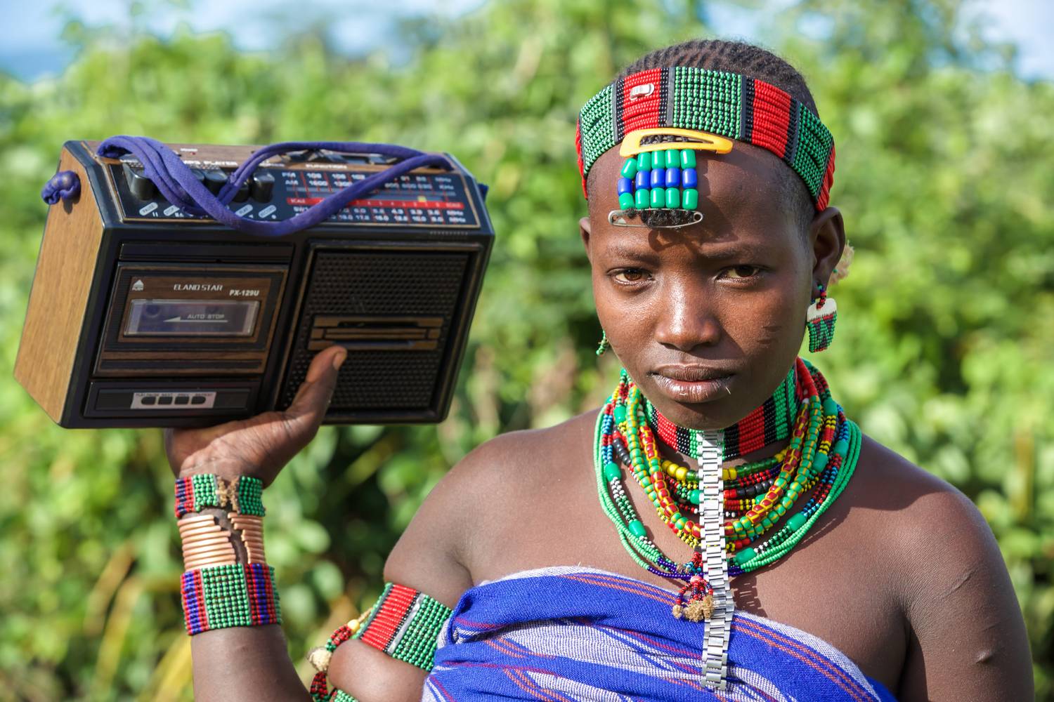 Portrait Frau, Musik in Omo Valley, Äthiopien, Afrika à Miro May
