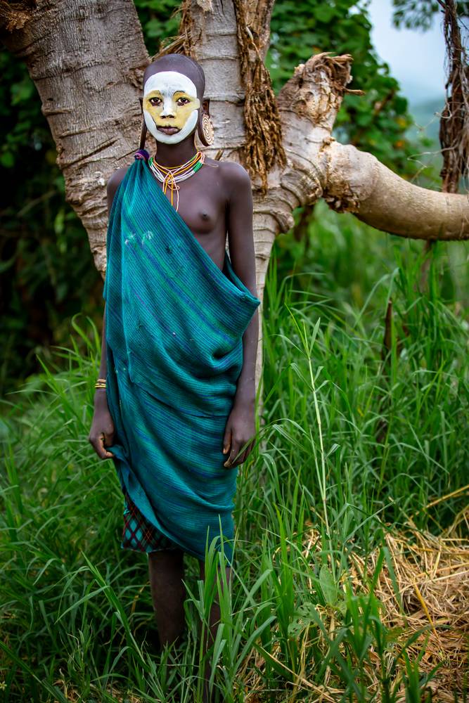 Portrait in der Natur, Omo Valley, Äthiopien, Afrika à Miro May