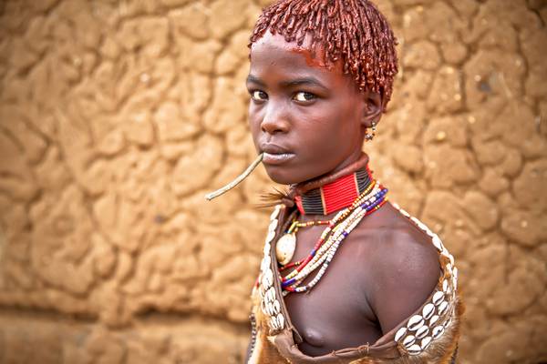 Portrait junge verheiratete Frau aus dem Hamer Stamm in Omo Valley, Äthiopien, Afrika à Miro May