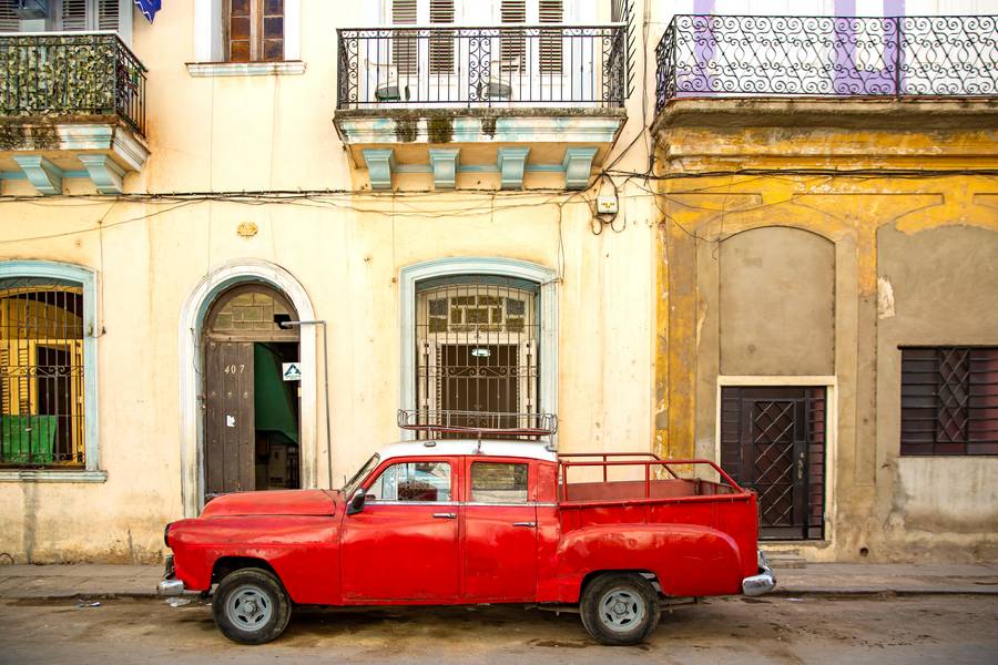 Red Oldtimer in Havana, Cuba à Miro May