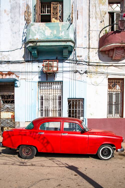 Red Oldtimer in Havana, Cuba. Street in Havanna, Kuba à Miro May