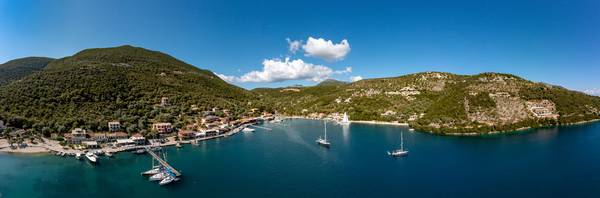 Sivota ein Hafenort im Süden der Ionischen Insel Lefkada, Griechenland à Miro May