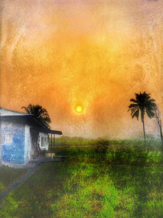 Sonnenaufgang unter Palmen, Haus in Afrika, Sierra Leone, Fotokunst à Miro May