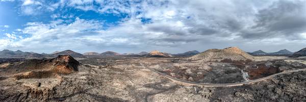 Strasse zum Vulkan, Vulkanlandschaft auf Lanzarote, Kanarische Inseln, Spanien à Miro May