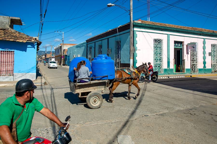 Straßenkreuzung in Trinidad, Cuba II à Miro May