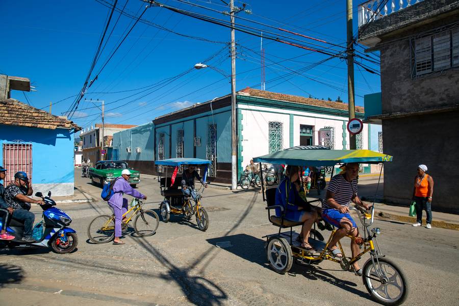 Straßenkreuzung in Trinidad, Cuba III à Miro May