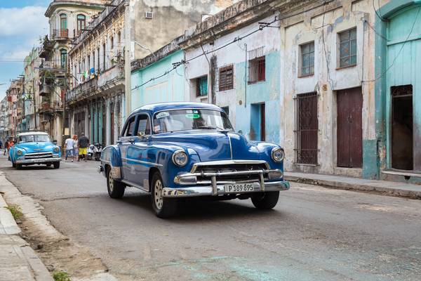Street in Old Havana, Cuba. Oldtimer in Havanna, Kuba à Miro May