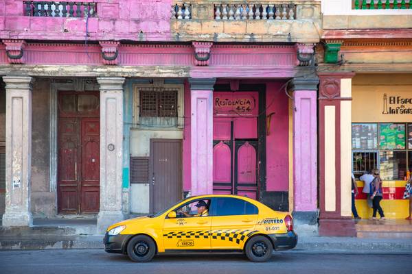Taxi in Havana, Cuba. Street in Havanna, Kuba. à Miro May