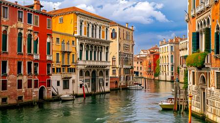 Bunte Häuser am Kanal in Venedig, Italien.