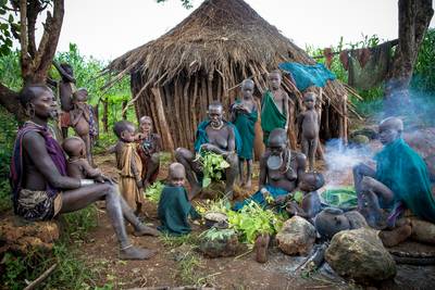 Menschen in einem Suri Dorf in Äthiopien, Afrika.