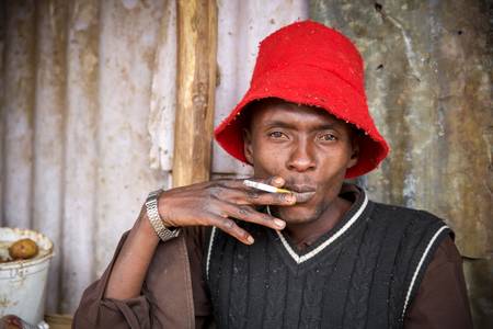 Zigarettenraucher in Nairobi, Kenia, Portrait Mann Kenya