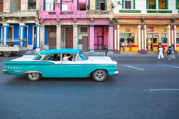 Turquoise Cadillac in Havana, Cuba. Oldtimer in Havanna, Kuba. à Miro May