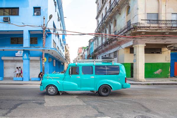 Turquoise Oldtimer in Havana, Cuba. Street in Havanna, Kuba. à Miro May