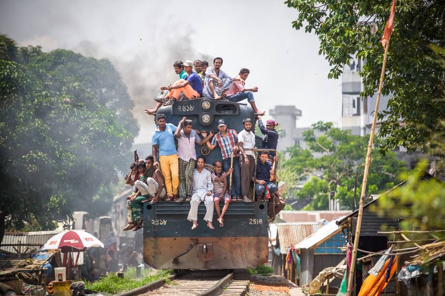 Zugfahrt in Dhaka, Bangladesch. à Miro May