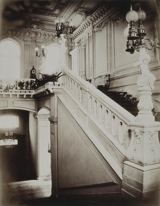 The Stroganov palace in Saint Petersburg. The grand staircase with lower vestibule à Mose Bianchi
