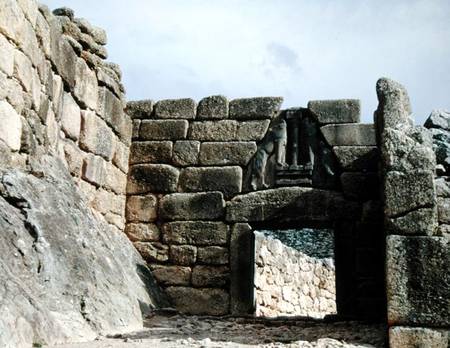 View of the Lion Gateway at the entrance to the palace (photo) à Mycenaean