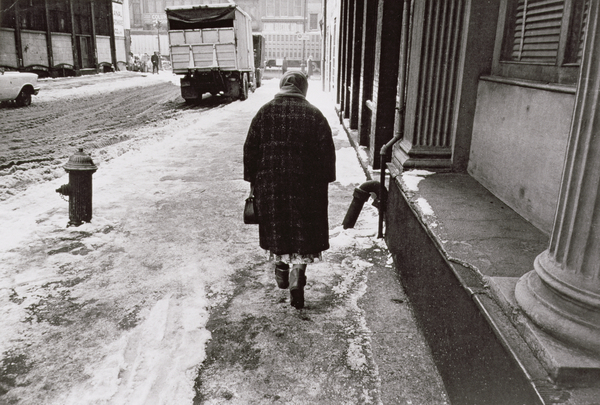 Lady Walking towards Canal Street on a Snowy Street, Untitled 39 à Nat Herz