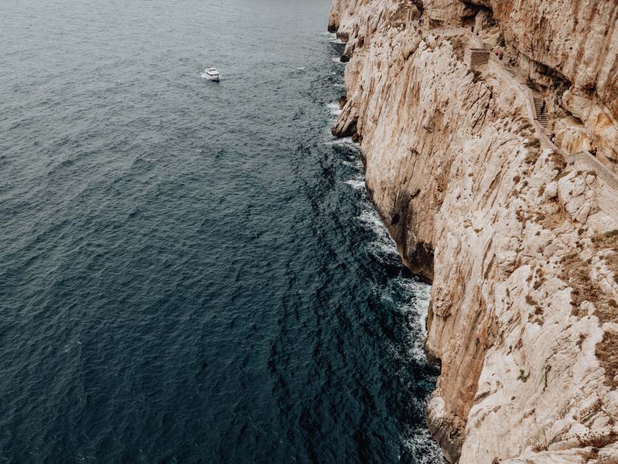 Blick auf das Meer vor der Neptungrotte in Sardinien à Laura Nenz
