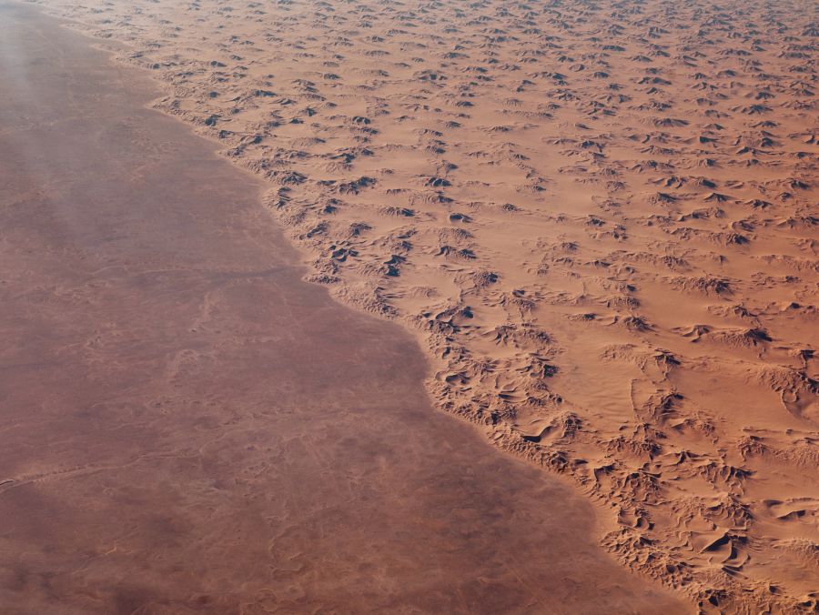 Blick auf die Sahara Wüste in Afrika aus dem Flugzeug à Laura Nenz