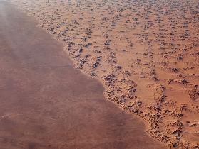 Blick auf die Sahara Wüste in Afrika aus dem Flugzeug